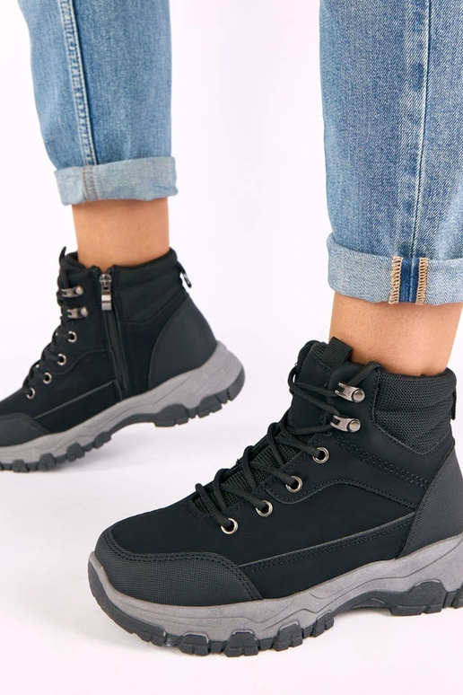 Mustad platvormtraperid Briana