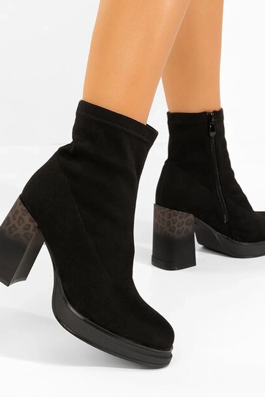 Mustad saapad kontsaga leopardi...