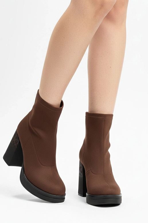 Pruunid saapad kontsaga leopardi...