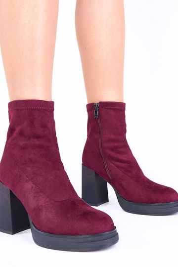 Lilla saapad kontsaga...