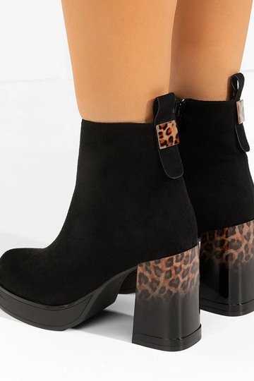 Mustad saapad lakitud...