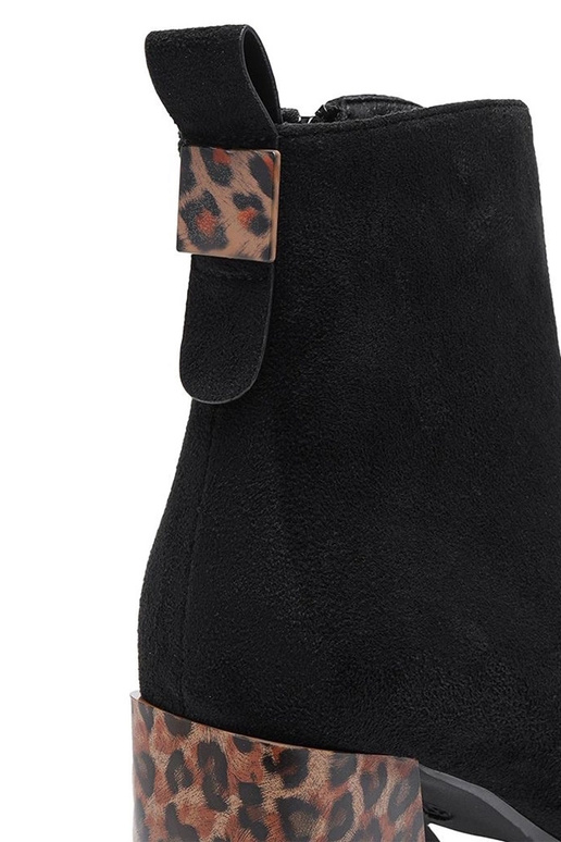 Mustad saapad lakitud kontsaga...