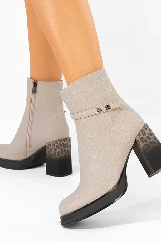 Hallid saapad kontsaga leopardi...