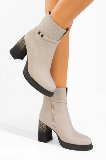 Hallid saapad kontsaga... 2