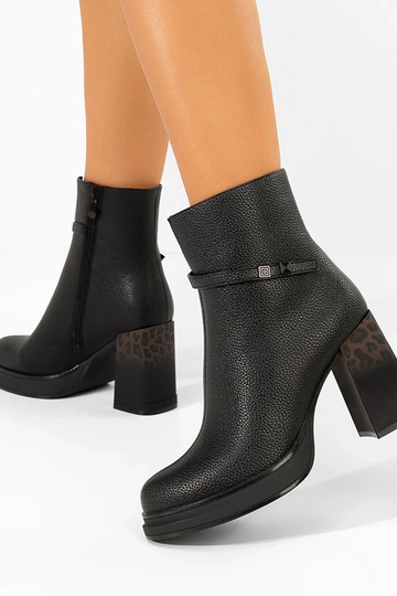 Mustad saapad kontsaga...