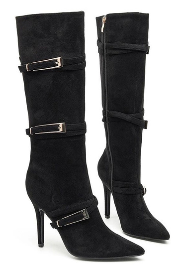 Mustad pika varrega saapad...