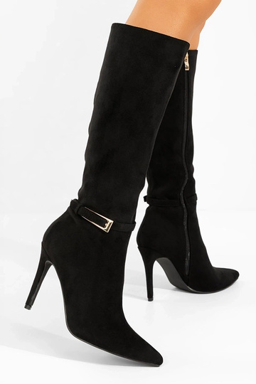 Mustad pika varrega saapad...