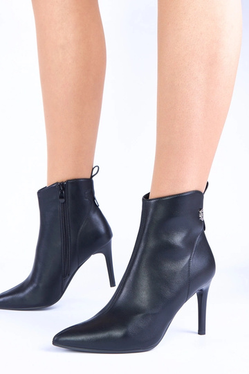 Mustad saapad õhukese... 2