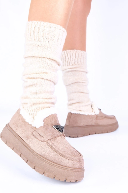 Tumedalt liivavad mokasiinid...