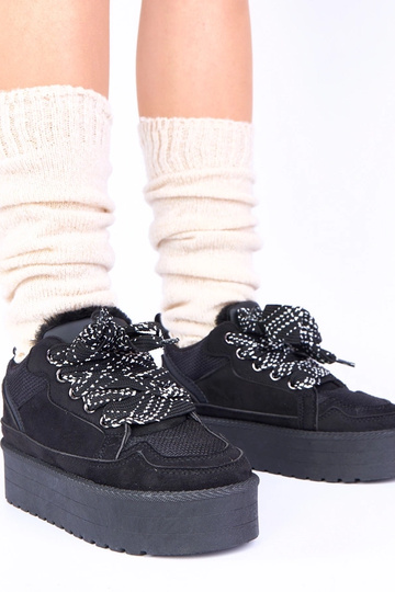 Mustad vabaaja jalanõud...