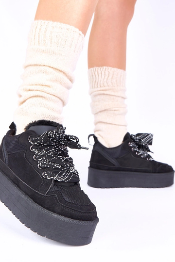 Mustad vabaaja jalanõud... 2