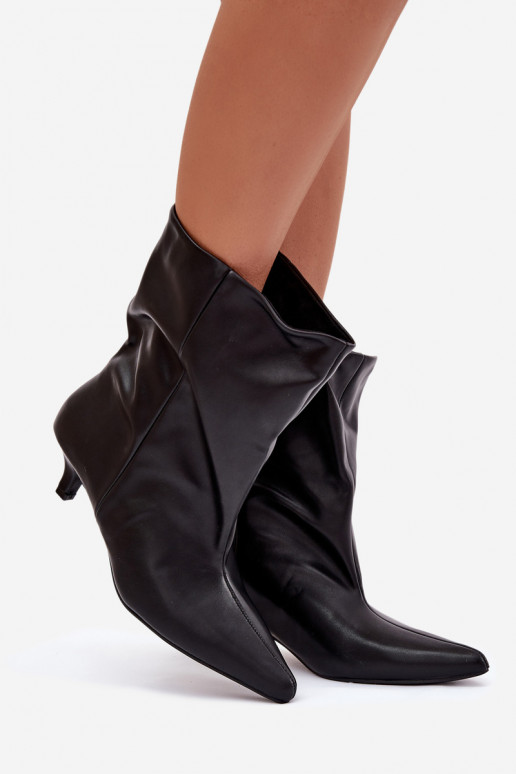 Mustad naiste madalad saapad madala kontsaga ja vabade säärega Jessalia