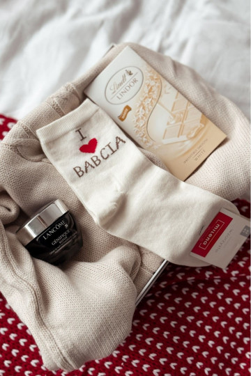 Naiste sokid kirjadega "I Love Babcia" elevandiluust värvi