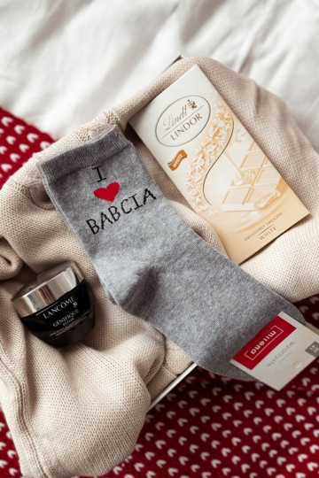 Naiste sokid kirjadega "I Love Babcia" hallid