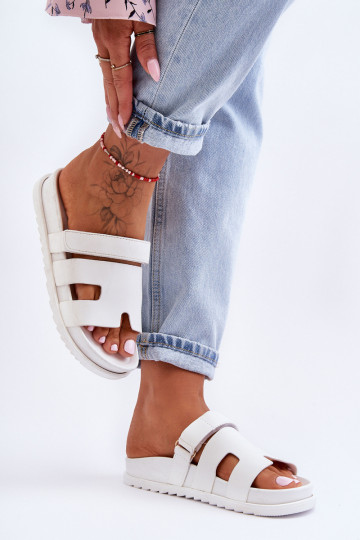 Klassikalise mudeli naiste plätud valget värvi Molie