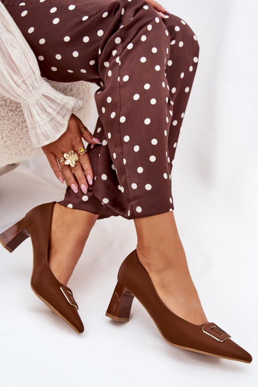 Kingad kõrge jämeda kontsaga kaunistustega neetide ja pandlaga pruunid värvi Seriva