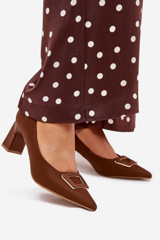 Kingad kõrge jämeda kontsaga kaunistustega neetide ja pandlaga pruunid värvi Seriva