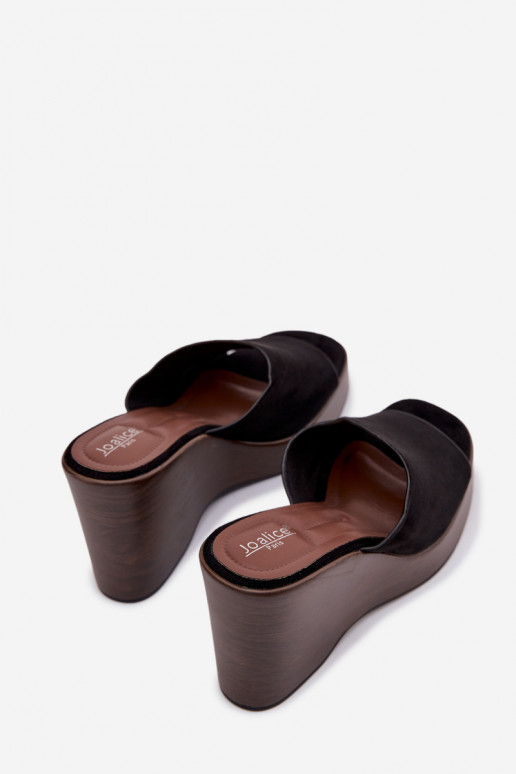 naiste plätud Kiilu peal msuud Ravelia