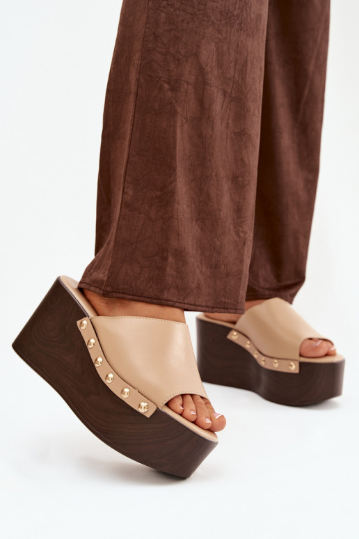 naiste plätud Kiilu peal neetidega beeži värvi Sellel onreline