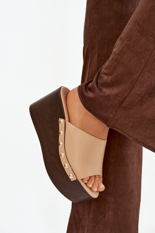 naiste plätud Kiilu peal neetidega beeži värvi Sellel onreline