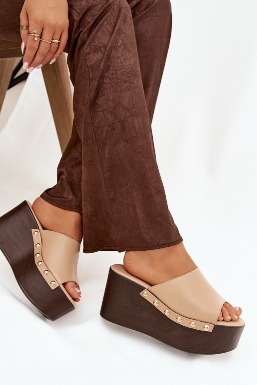 naiste plätud Kiilu peal neetidega beeži värvi Sellel onreline