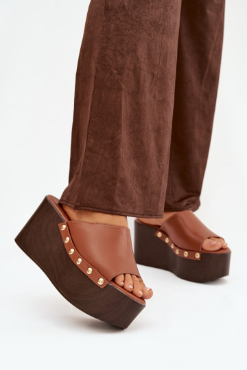 naiste plätud Kiilu peal neetidega pruunid värvi Sellel onreline 2