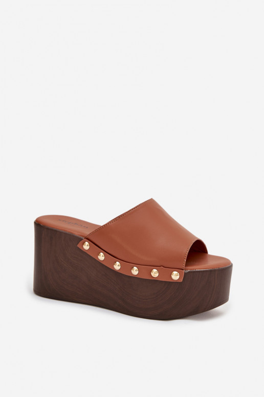 naiste plätud Kiilu peal neetidega pruunid värvi Sellel onreline