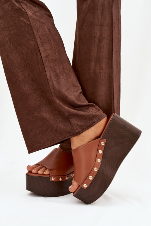 naiste plätud Kiilu peal neetidega pruunid värvi Sellel onreline