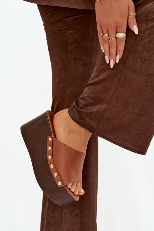 naiste plätud Kiilu peal neetidega pruunid värvi Sellel onreline