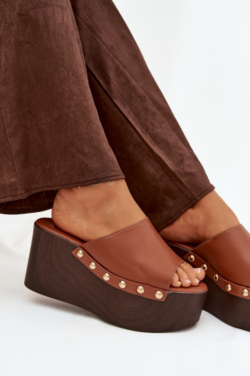 naiste plätud Kiilu peal neetidega pruunid värvi Sellel onreline