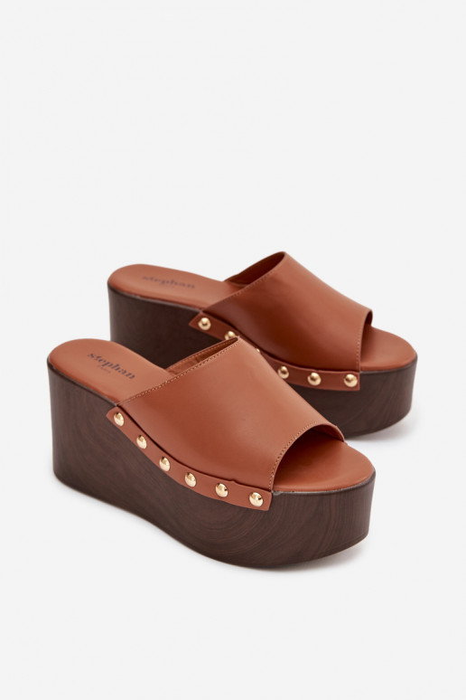 naiste plätud Kiilu peal neetidega pruunid värvi Sellel onreline