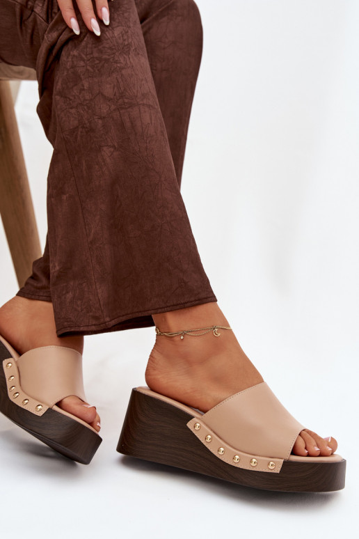 Naistelised sussid platvormiga kuldsete nupukestega liivavärvi Arionne