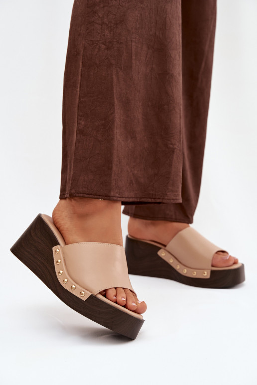 Naistelised sussid platvormiga kuldsete nupukestega liivavärvi Arionne