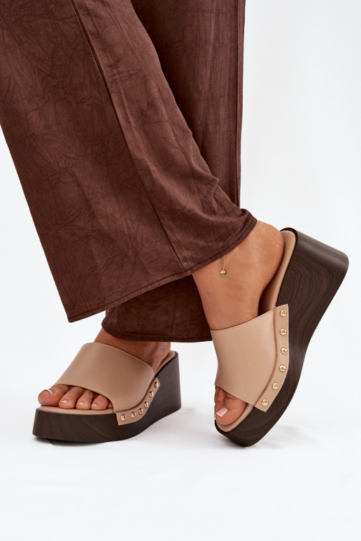 Naistelised sussid platvormiga kuldsete nupukestega liivavärvi Arionne