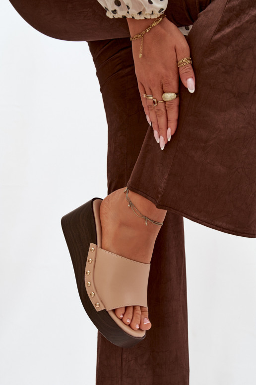 Naistelised sussid platvormiga kuldsete nupukestega liivavärvi Arionne