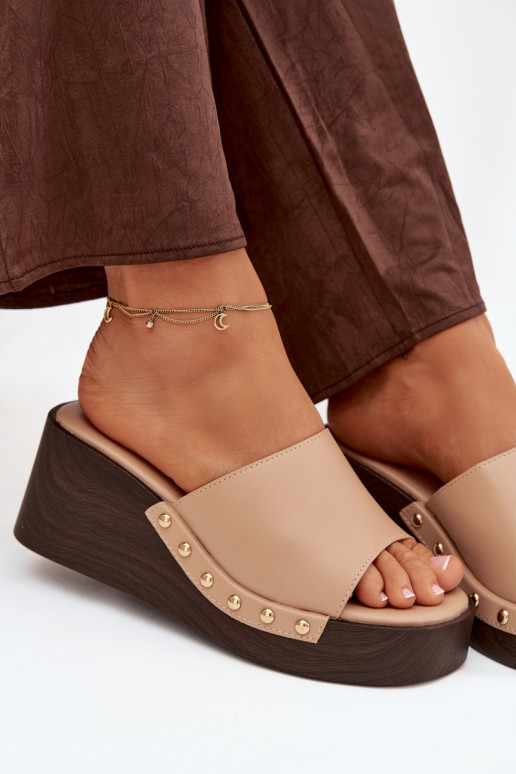 Naistelised sussid platvormiga kuldsete nupukestega liivavärvi Arionne