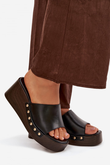 Naistelised sussid platvormiga kuldsete nupukestega mustas Arionne