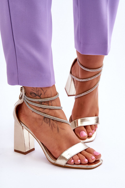 moodsad sandaalid säravate kristallidega Kuldset värvi Carma