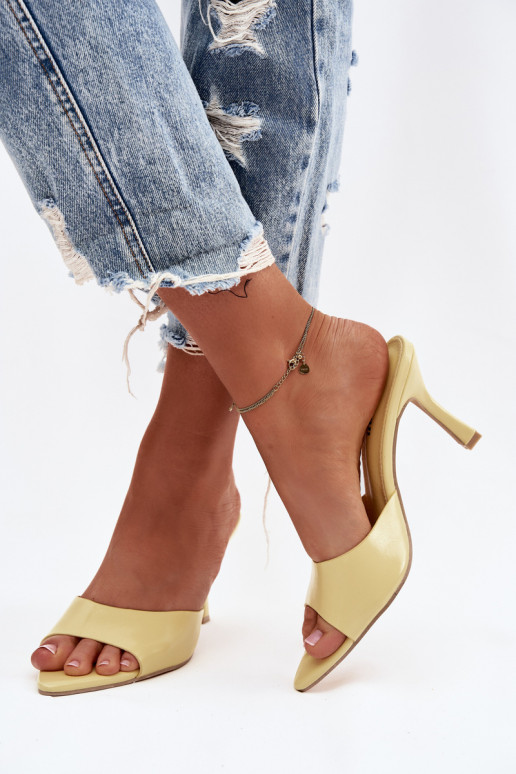 Naistel kollased lakitud sussid kontsadega Lirissa