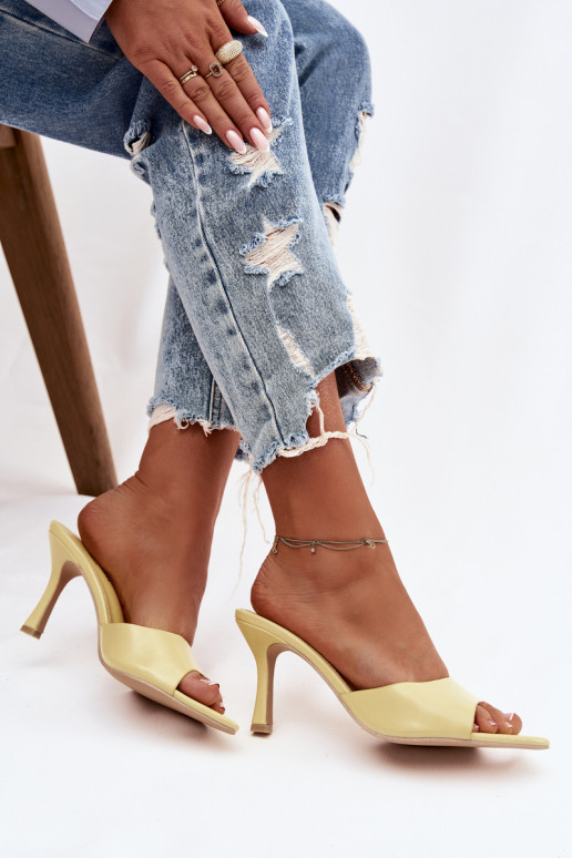 Naistel kollased lakitud sussid kontsadega Lirissa