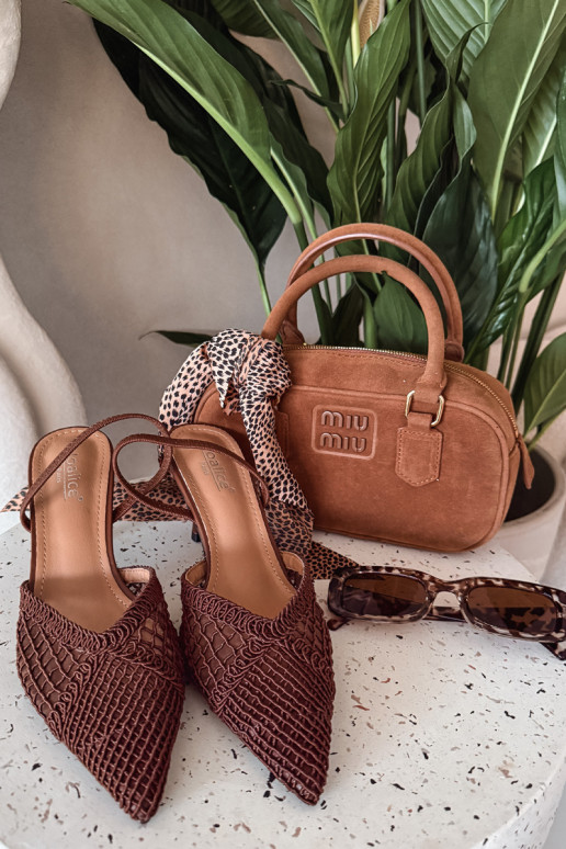 Haneli pruunid basutid avatud elementidega ja õhukeste kontsadega