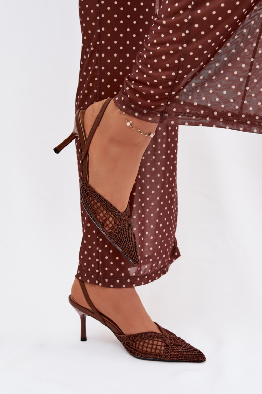 Haneli pruunid basutid avatud elementidega ja õhukeste kontsadega