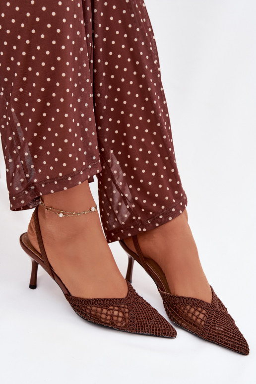 Haneli pruunid basutid avatud elementidega ja õhukeste kontsadega