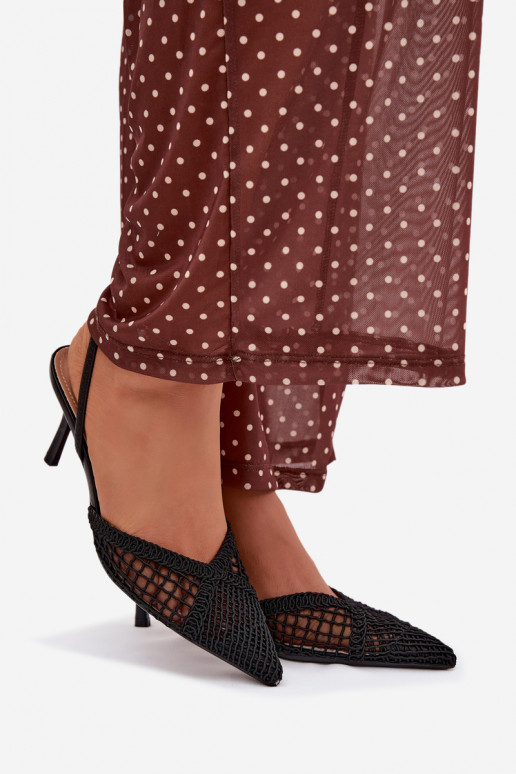 Haneli mustad basutid avatud elementidega ja õhukeste kontsadega