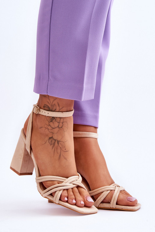 Klassikalise mudeli Seemisnahast kingad kõrge jämeda kontsaga beeži värvi Bernett