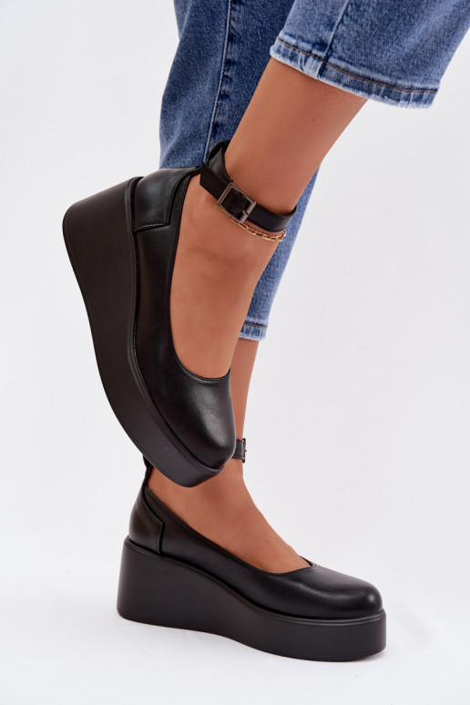 Naistel mustad platvormkingad rihmadega Belvissa