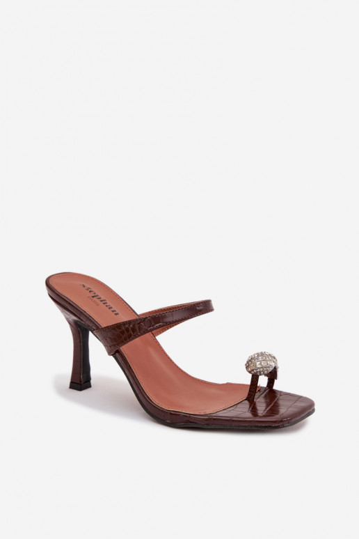 Naistel šokolaadi värvi sussid õhukeste kontsade ja kaunistustega Lorissa