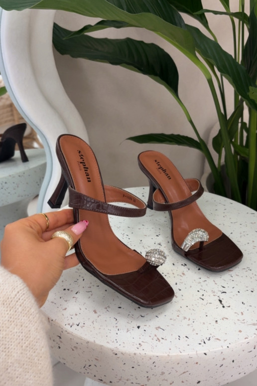 Naistel šokolaadi värvi sussid õhukeste kontsade ja kaunistustega Lorissa