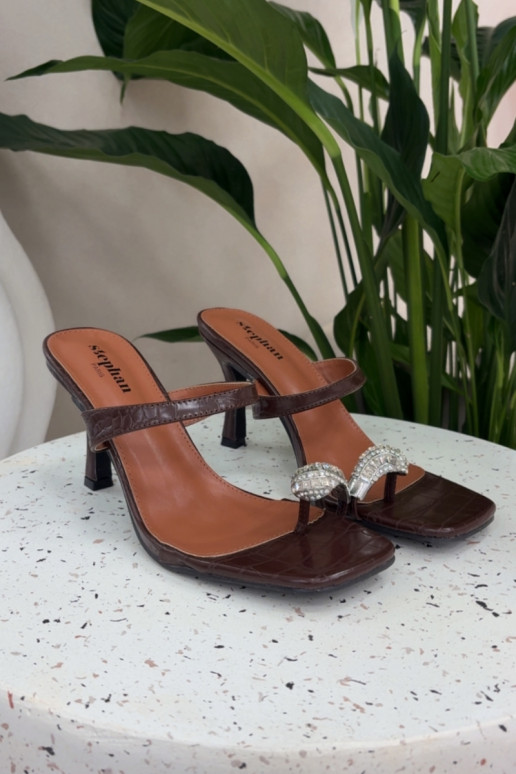 Naistel šokolaadi värvi sussid õhukeste kontsade ja kaunistustega Lorissa