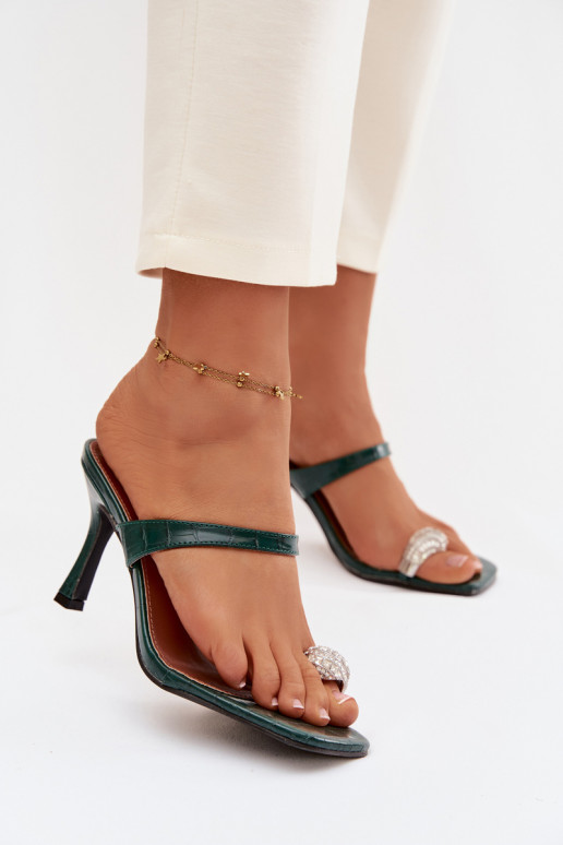 Naistel pudeliroheline sussid õhukeste kontsade ja kaunistustega Lorissa